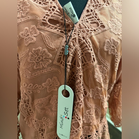 Pink lace top, flowy lace sleeves. Size medium - Picture 4 of 4